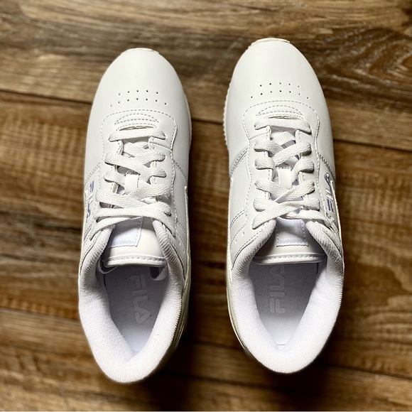 NEW in box ~ FILA Women’s White Machu Casual Walking Shoes Size 7.5 - Picture 3 of 7